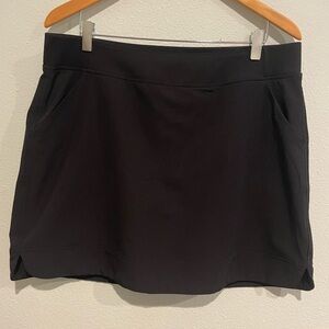 Women’s 32 degrees cool black skort with front pockets. Size L
